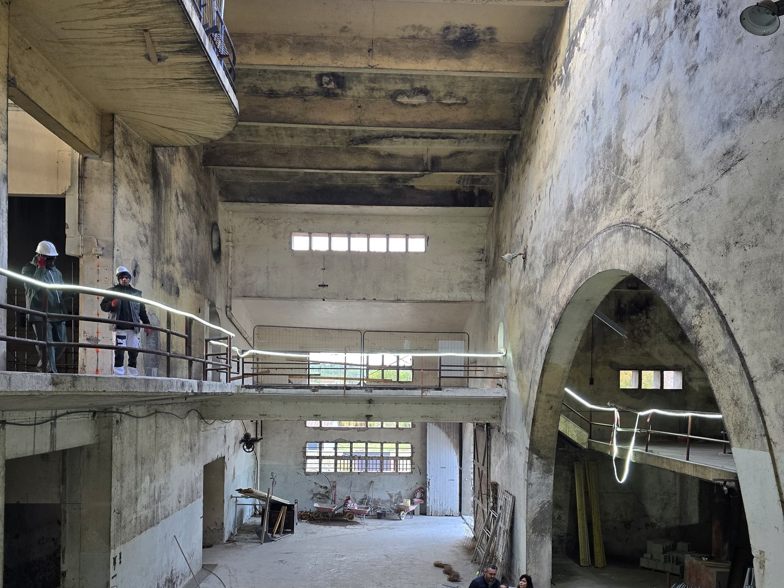 Le grand hall de l'ancienne cave coopérative d'Aigne avant travaux, béton noirci