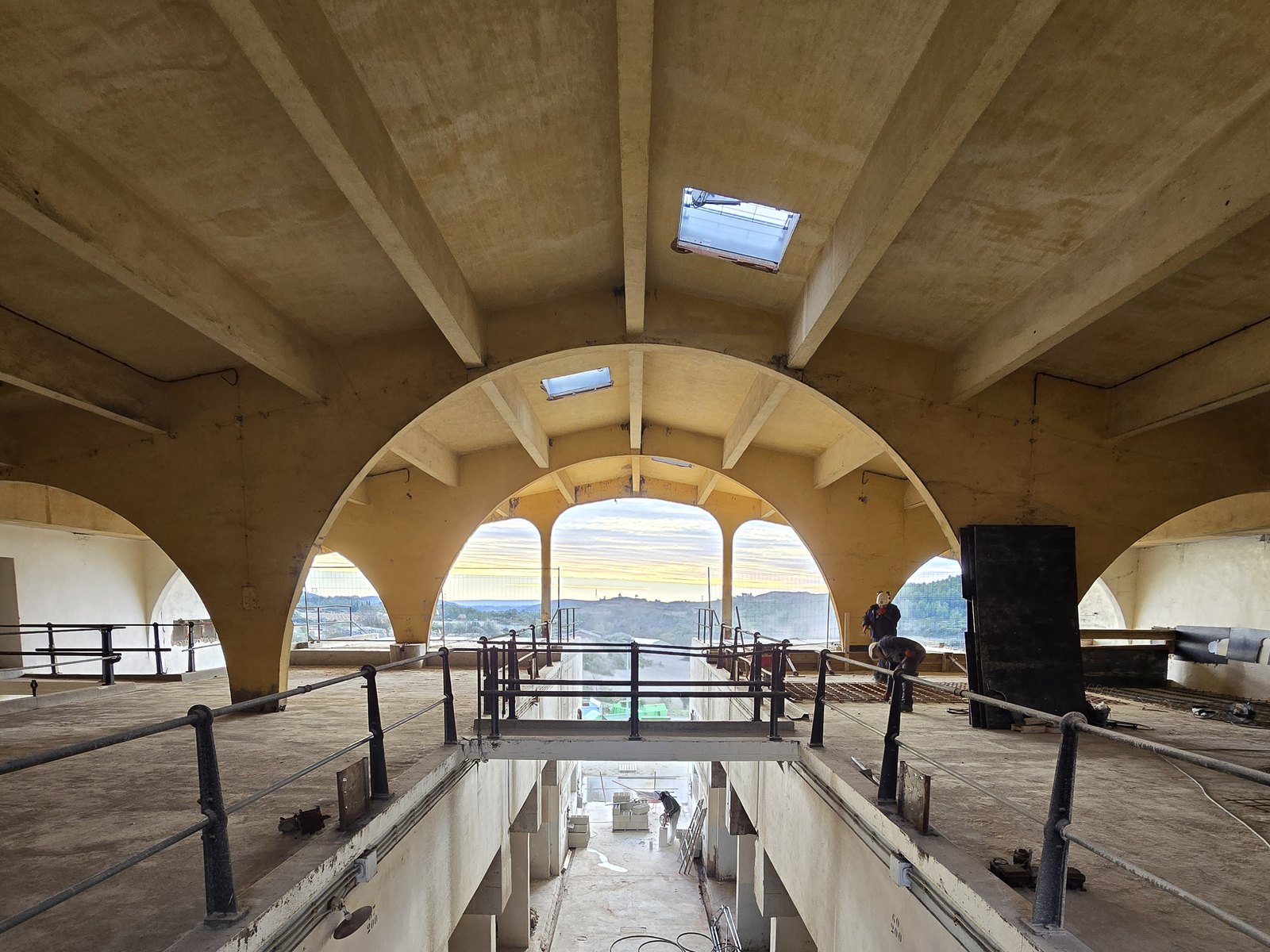 L'étage sous les voûtes de l'ancienne cave coopérative d'Aigne avant travaux, baies ouvertes