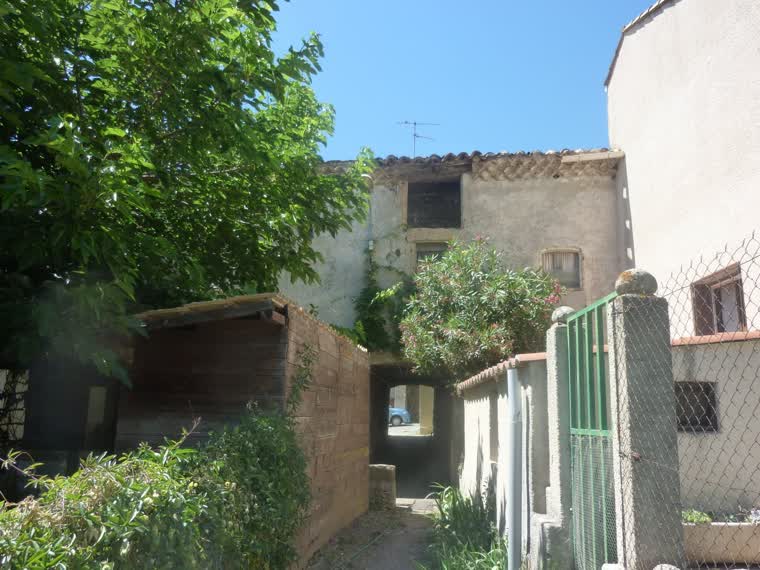 Abri de jardin et petite coursive aménagés à l'extérieur d'une maison