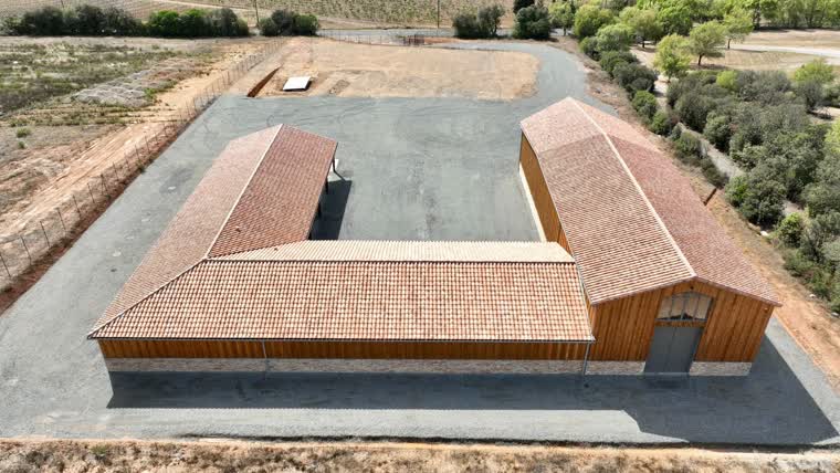 Bâtiment agricole en U vu du ciel, avec aire de manœuvre centrale, près de Saint-Chinian
