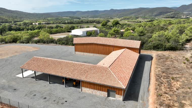 Bâtiment agricole neuf livré près de Saint-Chinian, vue d'ensemble depuis le ciel