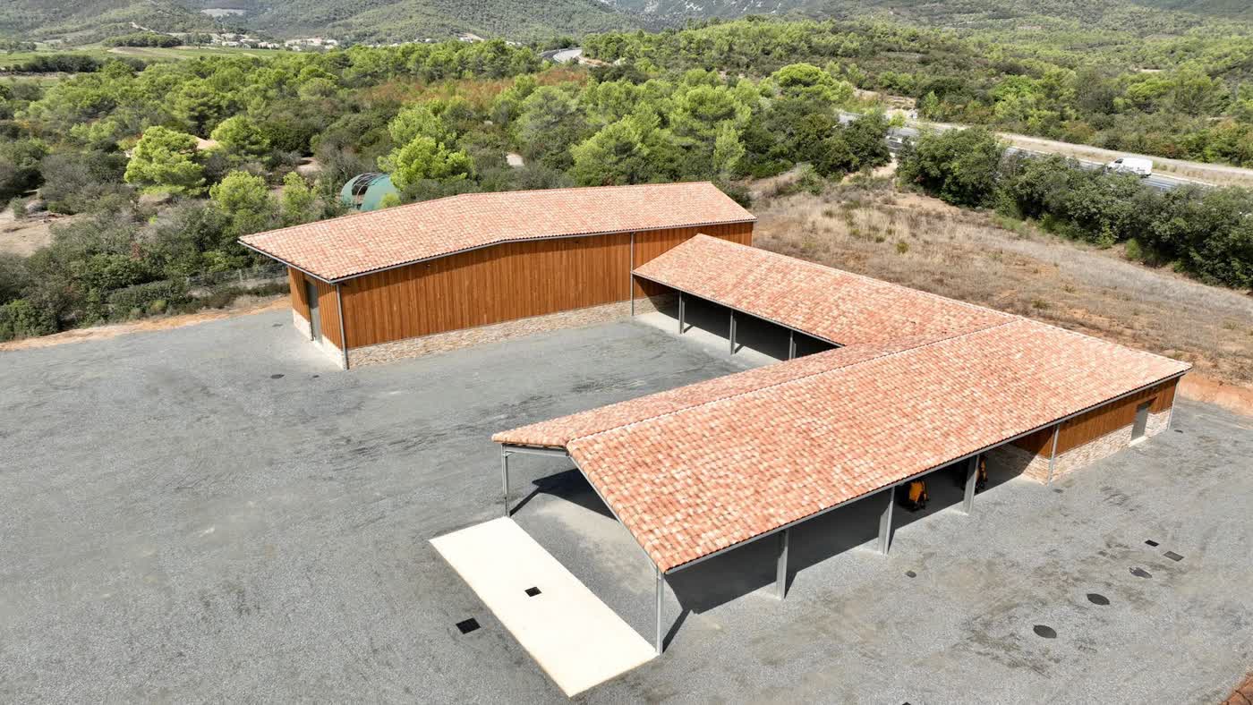 Vue aérienne d'un bâtiment agricole neuf en bardage bois construit dans l'Hérault