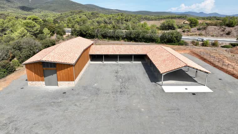 Vue aérienne d'un hangar agricole achevé et de son aire de circulation