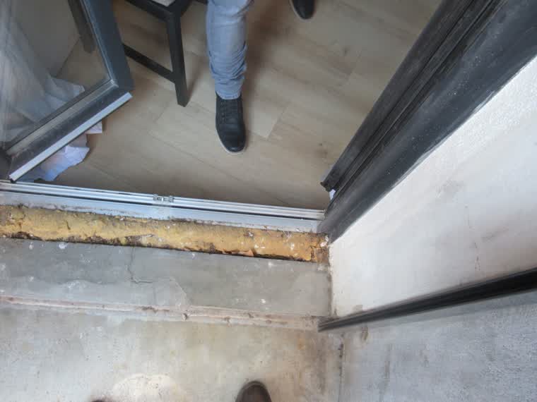 Seuil de porte abîmé relevé lors d'un contrôle d'étanchéité
