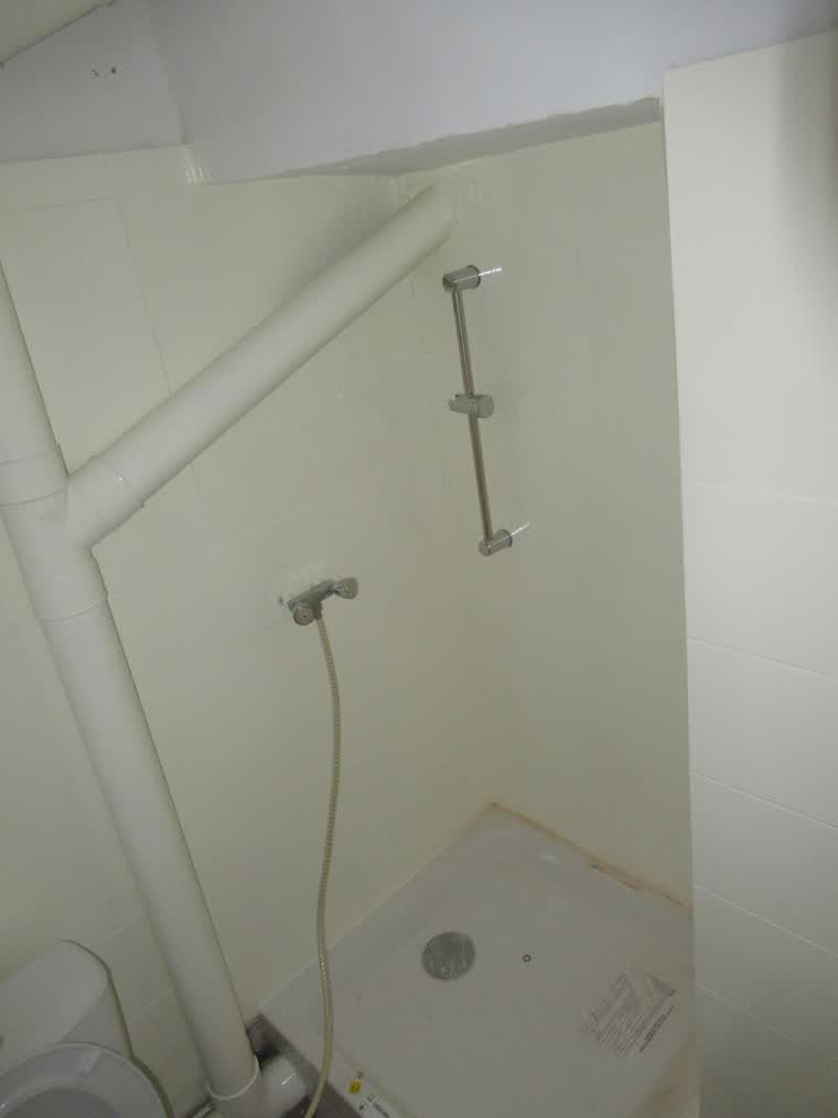 Receveur de douche contrôlé lors d'une visite de chantier