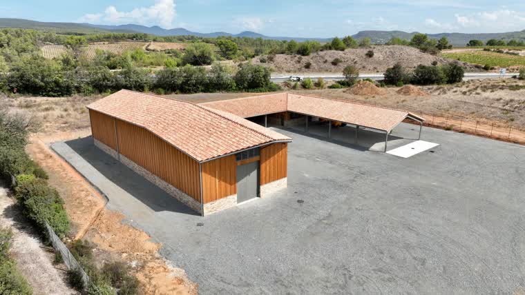 Hangar agricole neuf à couverture de tuiles vu par drone dans l'Hérault