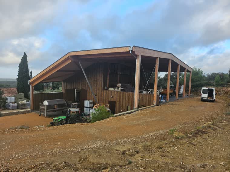 Hangar viticole en bois à large auvent, livré et déjà en service sur l'exploitation