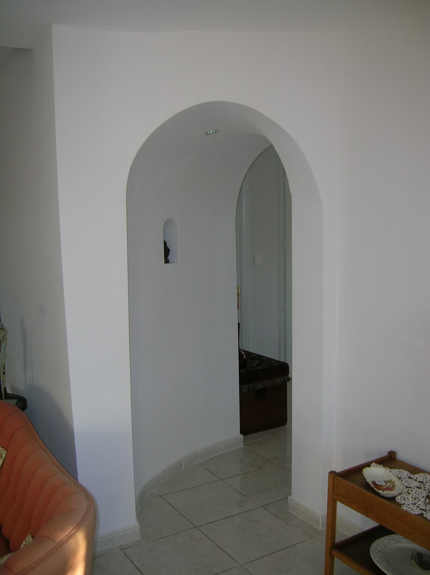 Encadrement de porte terminé et peint en blanc