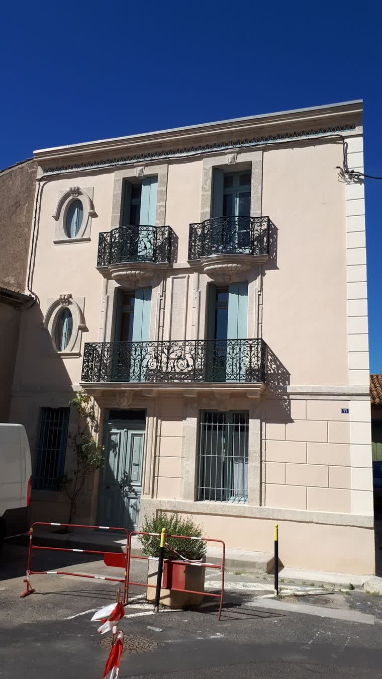 Façade de maison de village après ravalement, enduit propre et teinte claire
