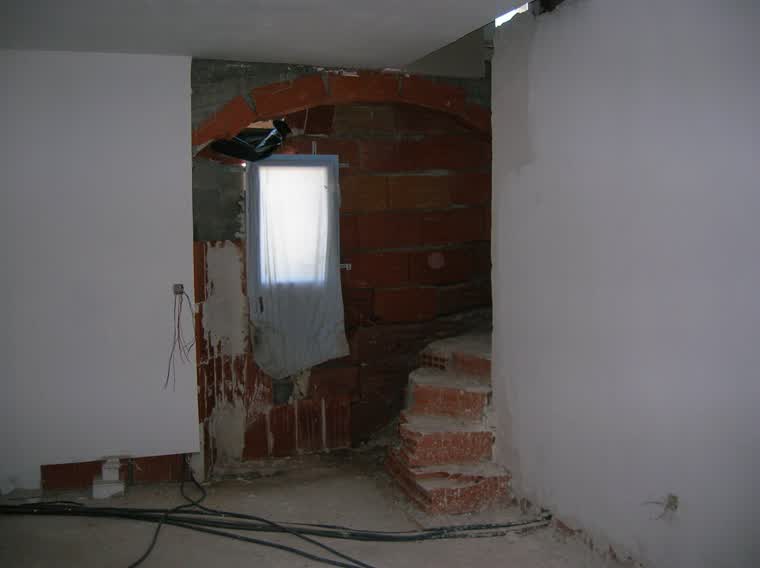 Arche en briques et escalier maçonné en cours de réalisation lors d'une rénovation