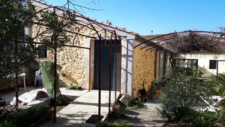 Arche métallique créée à l'entrée d'une maison en cours de rénovation