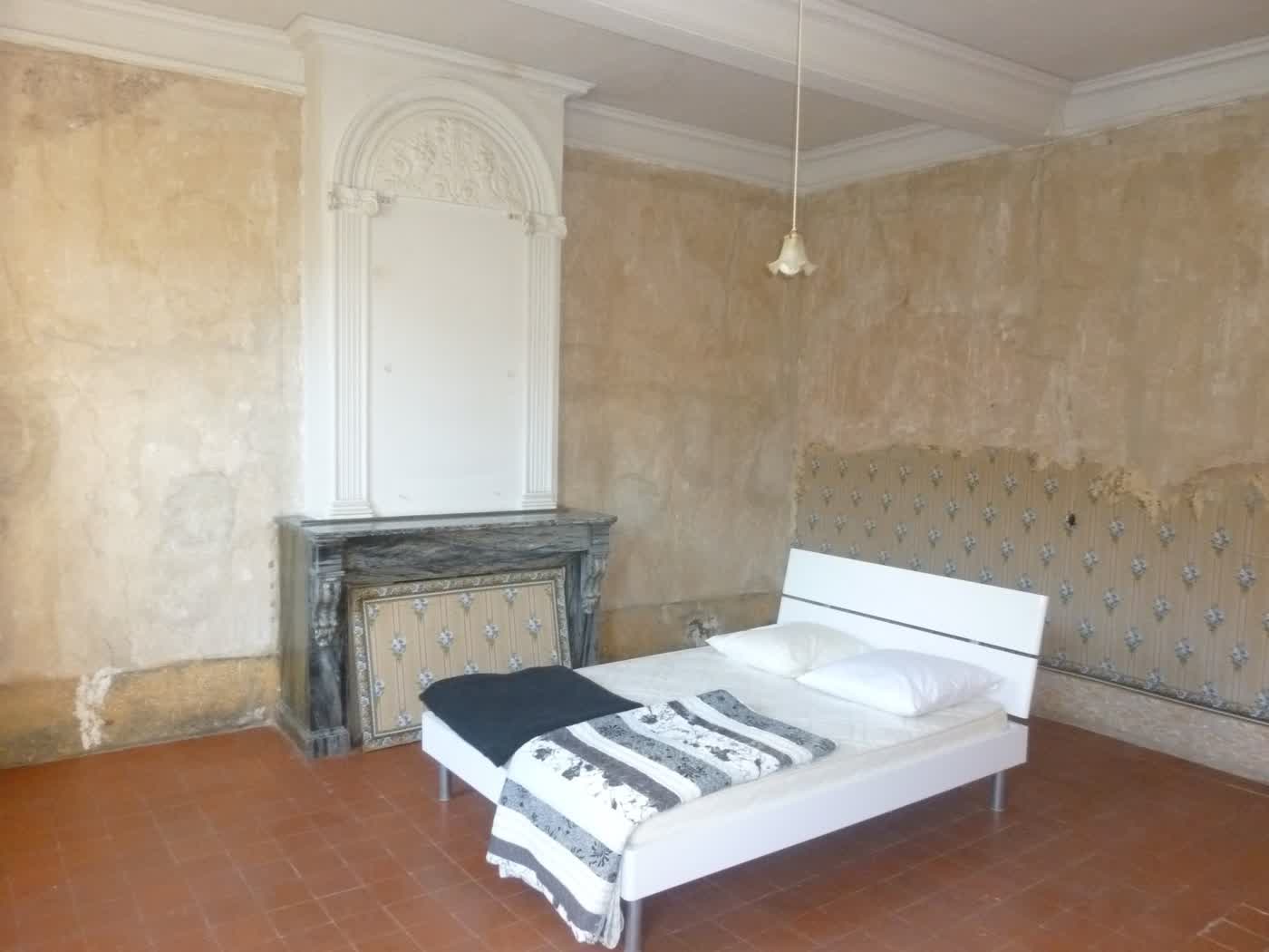 La même chambre avant travaux, démodée et encombrée
