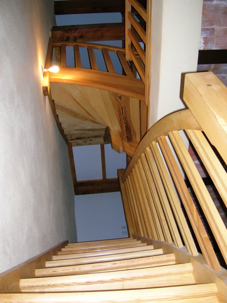 Escalier droit en bois massif fabriqué sur mesure lors d'une rénovation