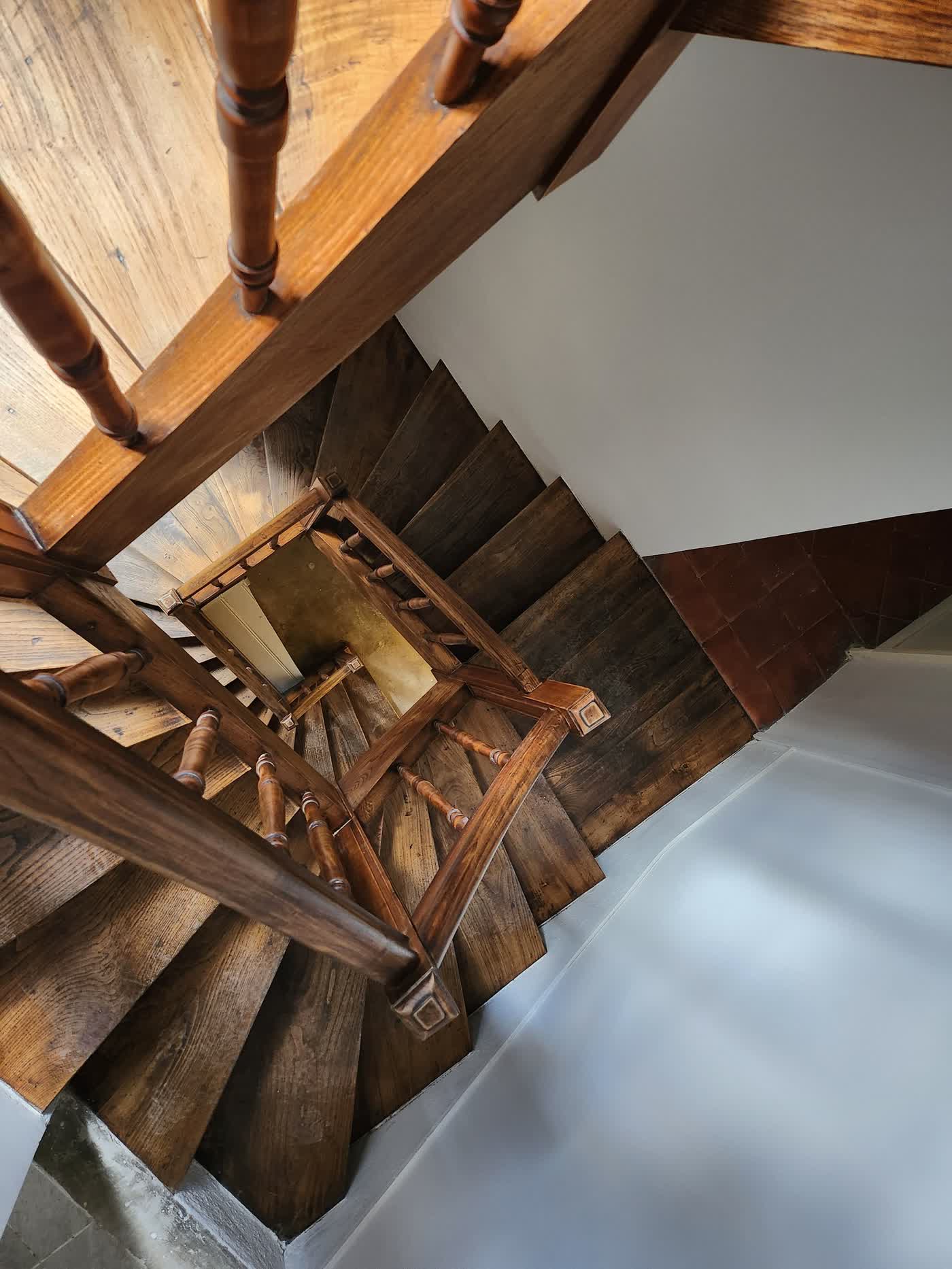 Escalier en colimaçon après rénovation, teinte bois foncé
