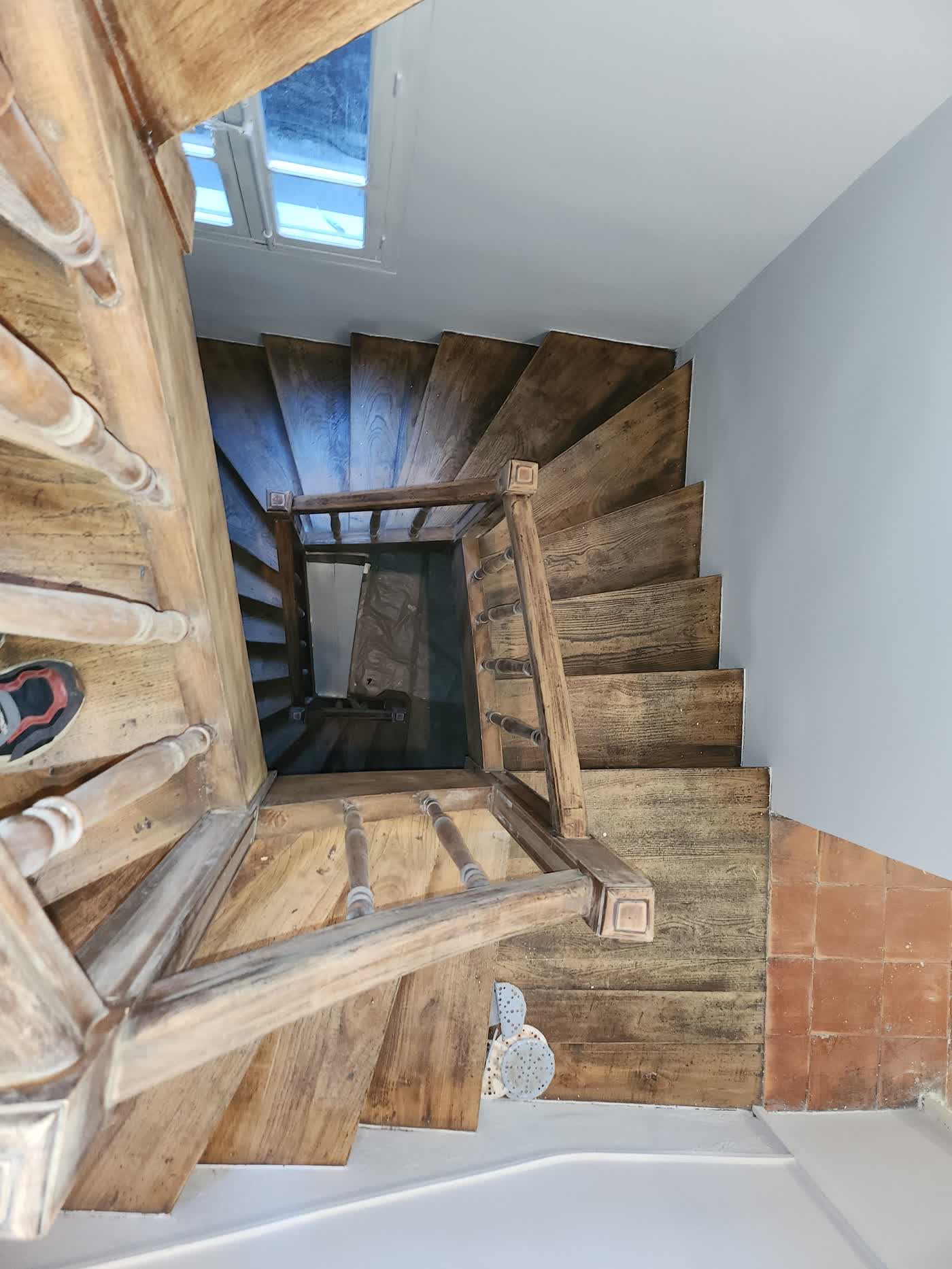 Le même escalier en colimaçon avant travaux