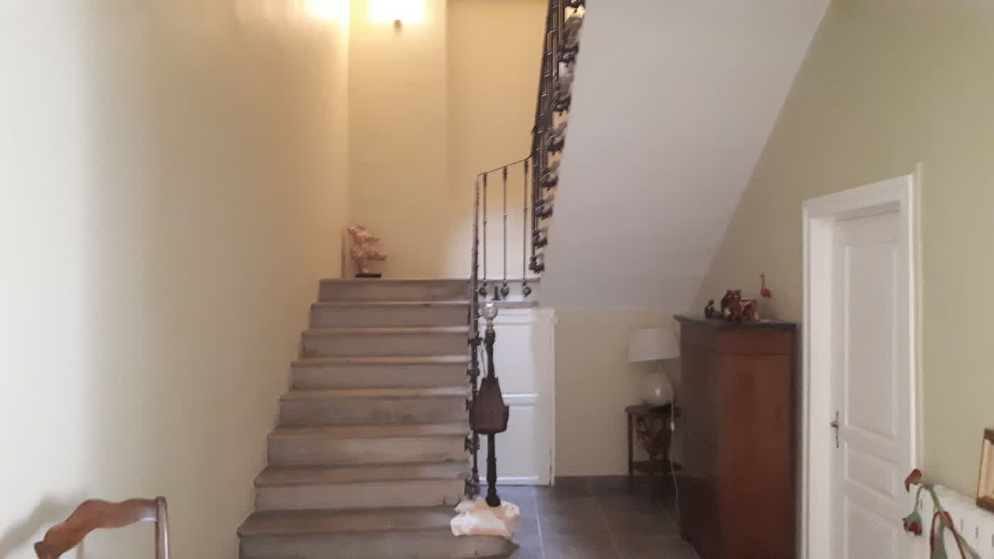 Escalier terminé, mur blanc et finitions soignées