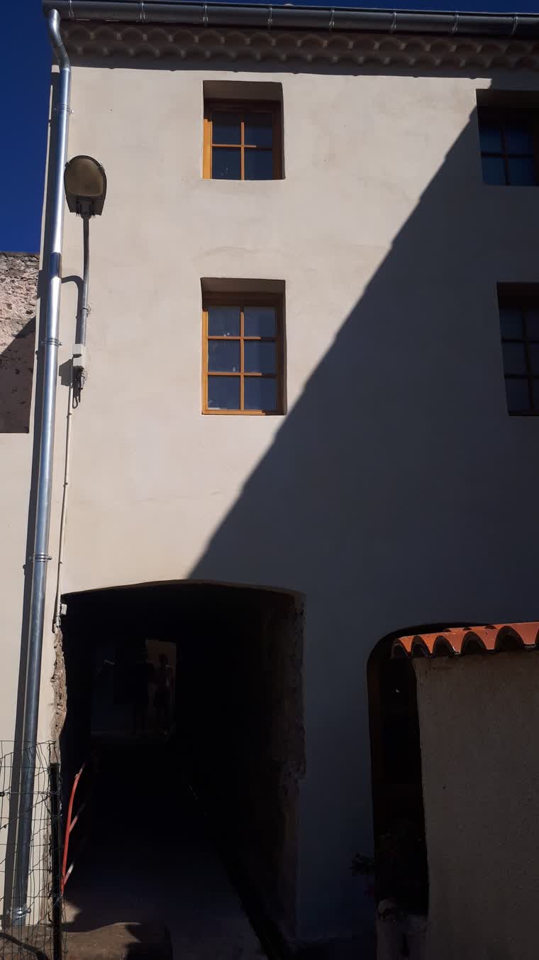 Façade en pierre avec fenêtre en bois posée lors d'une rénovation