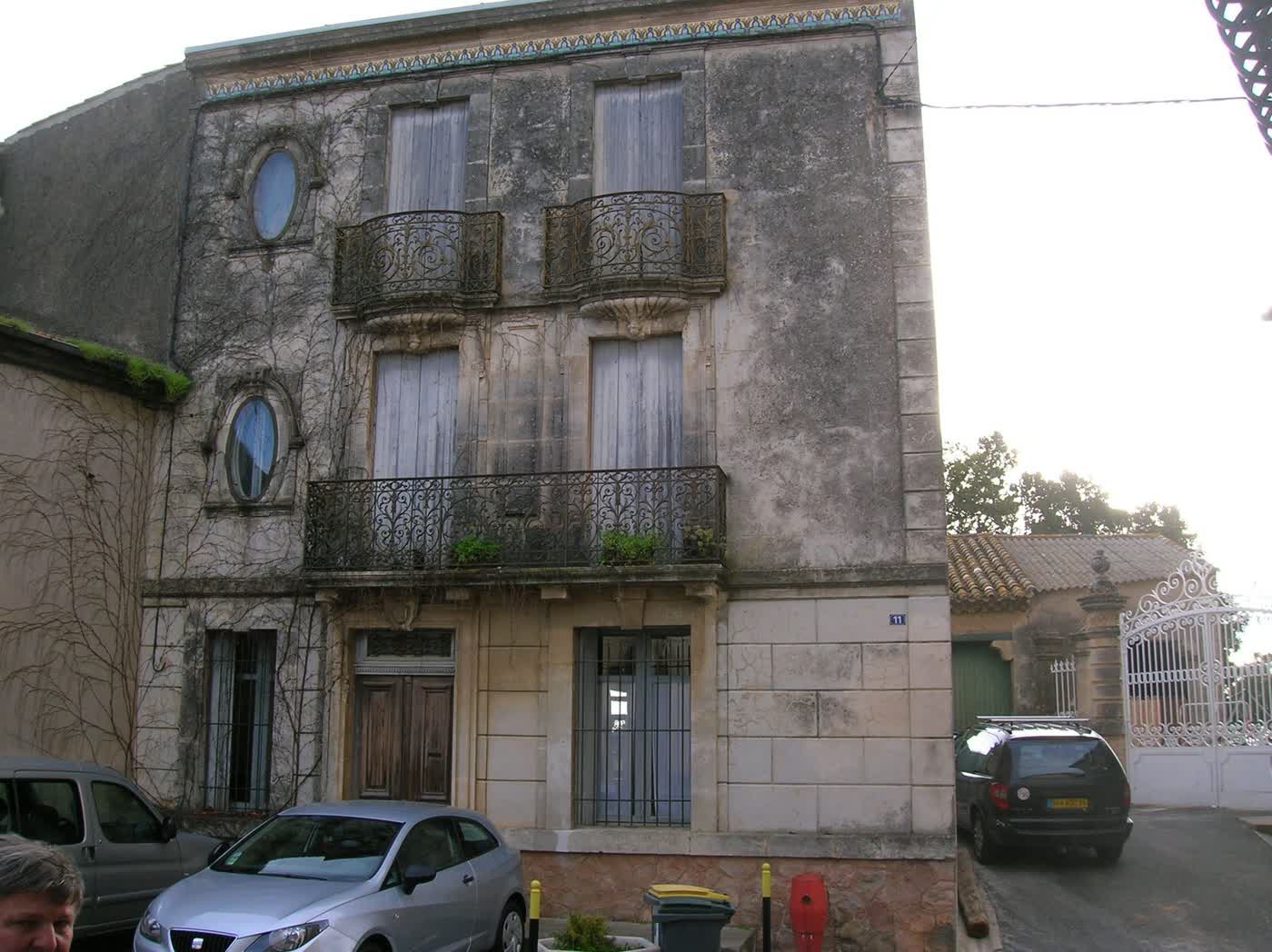La même façade avant travaux, sale et dégradée