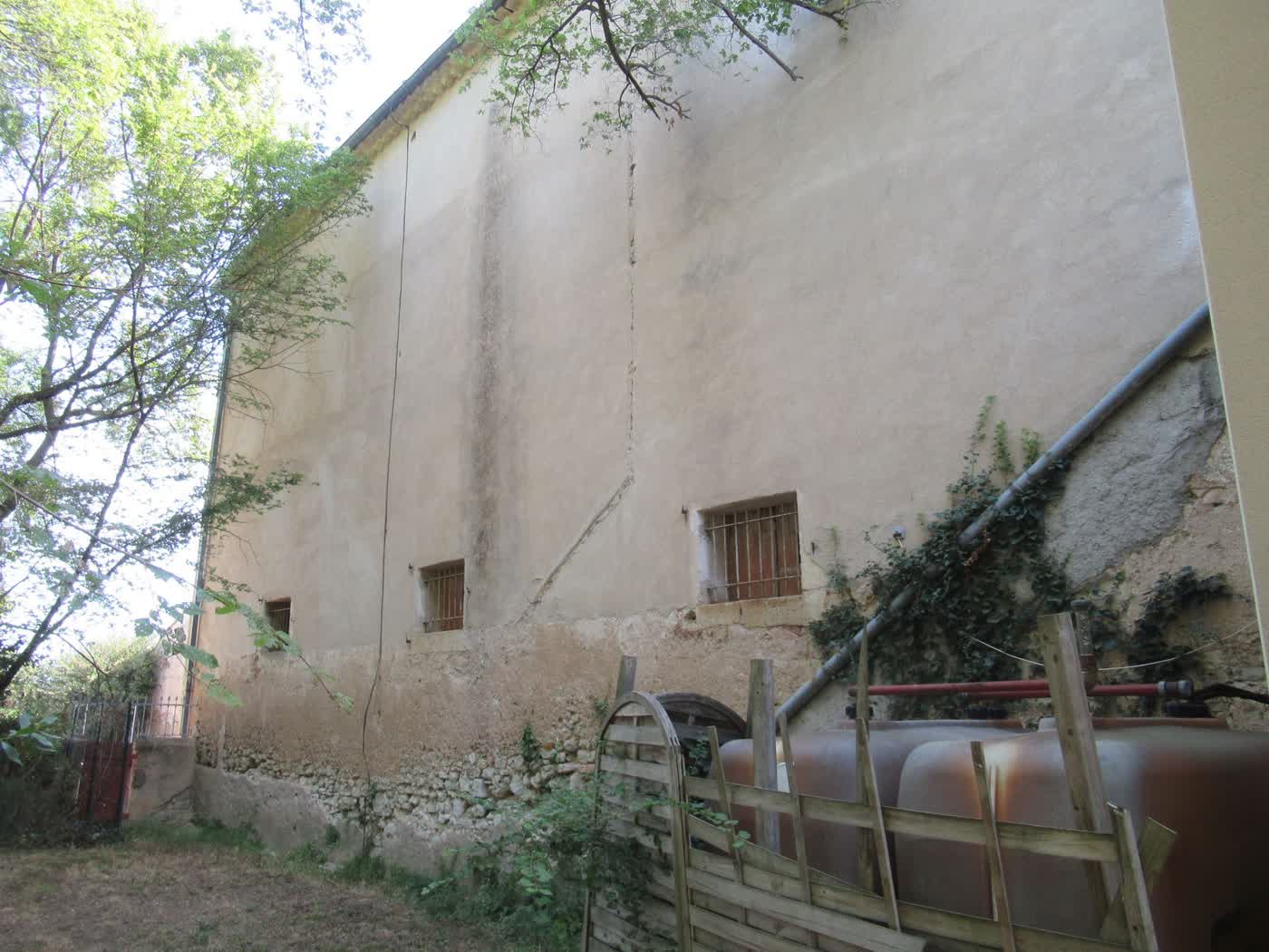 La même façade avant travaux, percée de petites fenêtres