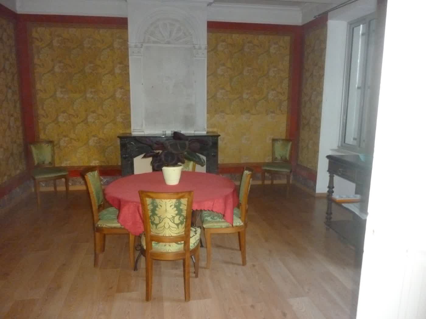 La même salle à manger avant travaux, tapisserie ancienne et mobilier daté
