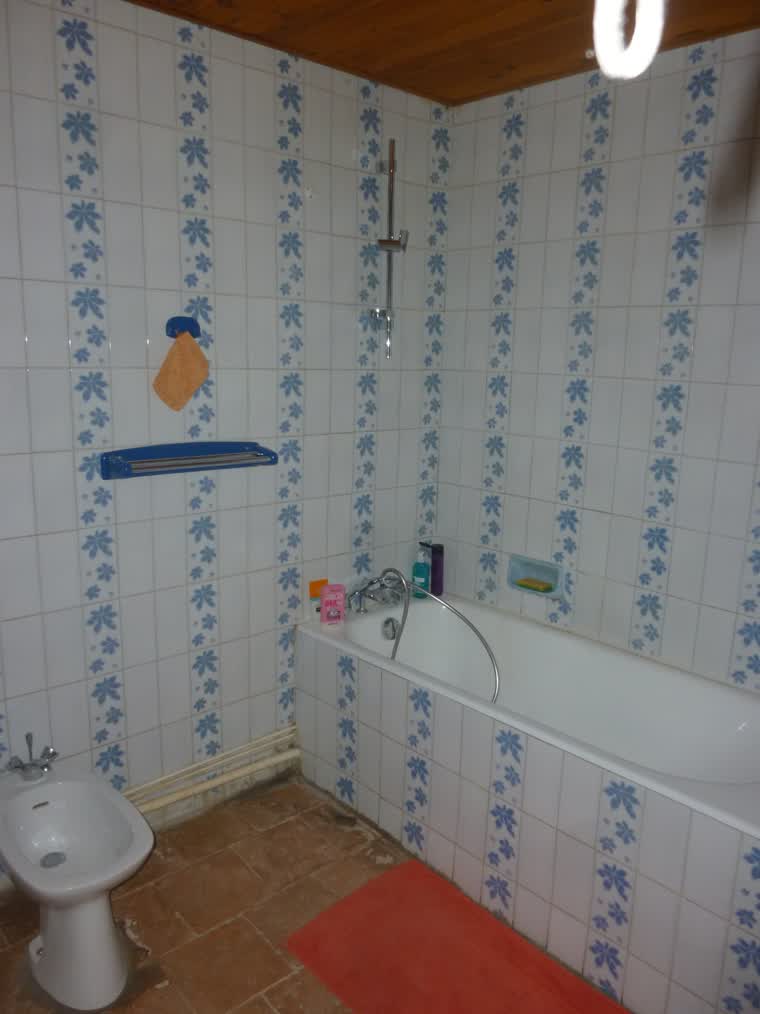 Salle de bains rénovée équipée d'une baignoire et d'un meuble vasque
