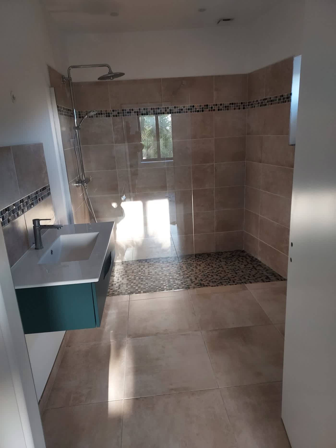 Salle de bains après travaux : douche à l'italienne et meuble vasque suspendu