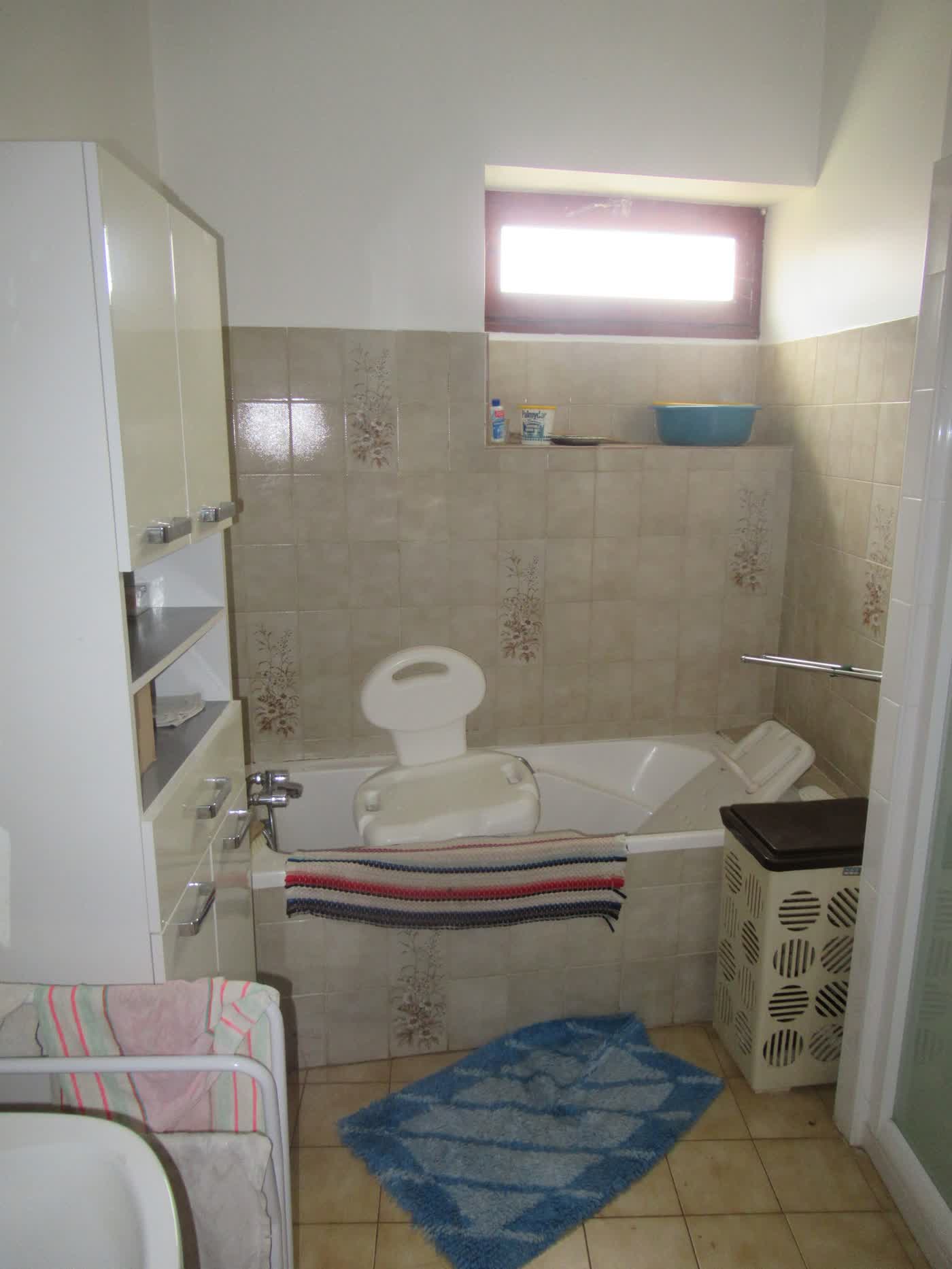 La même salle de bains avant travaux, encombrée et démodée